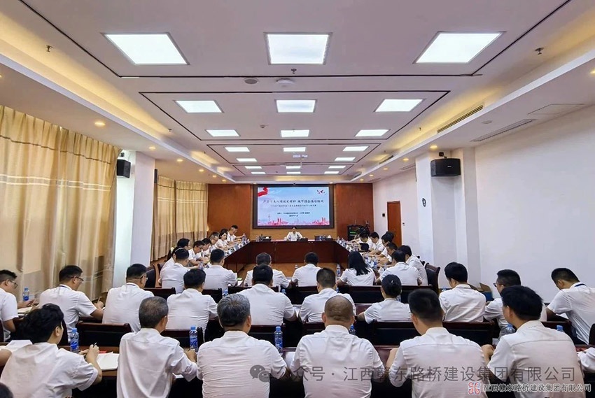 吴素辉深入赣东路桥公司讲专题党课并调研